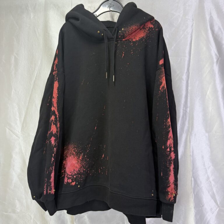 スタッズ×ペイント デザイン プルオーバーパーカー